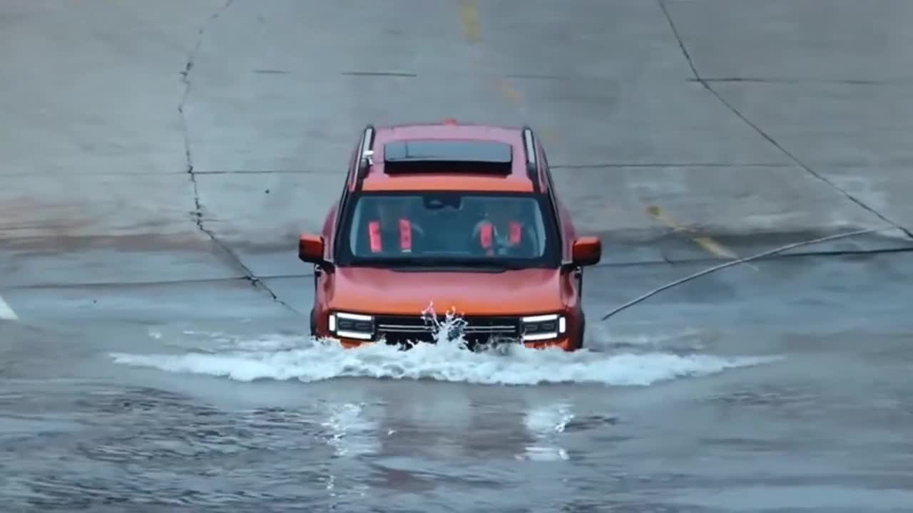 SUV vượt sông Dương Tử