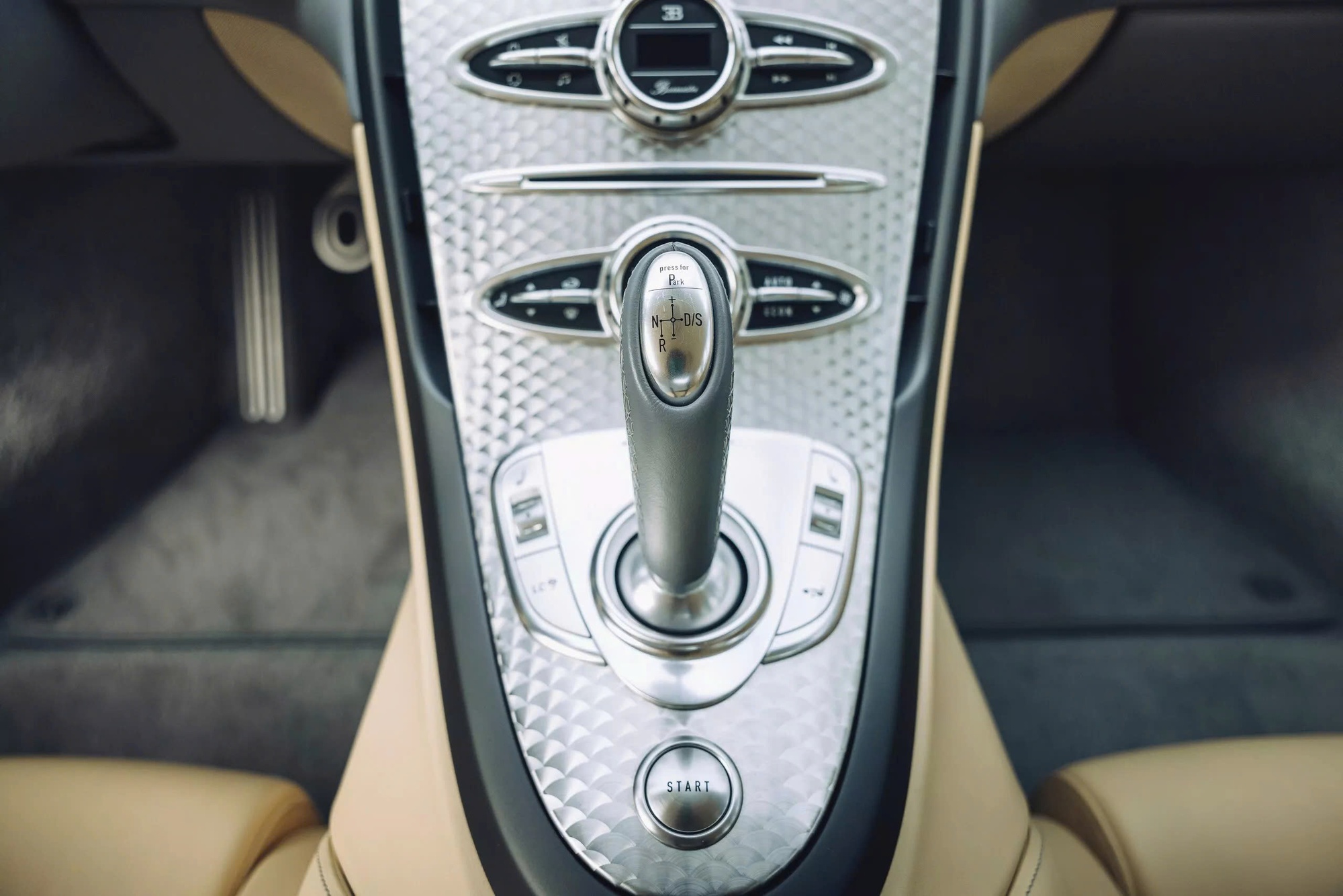 Chi tiết đường nét thân xe bằng nhôm bóng loáng