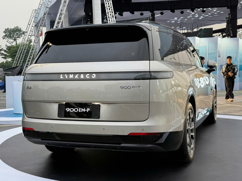 Đèn hậu LED kéo dài toàn chiều ngang