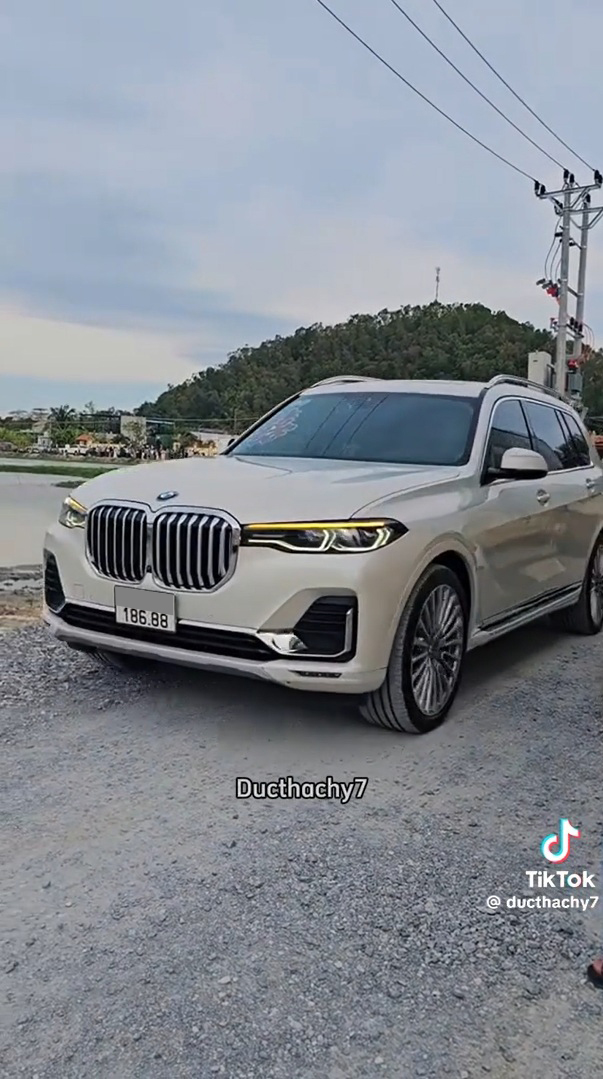 BMW X7 biển số '8688' nổi bật