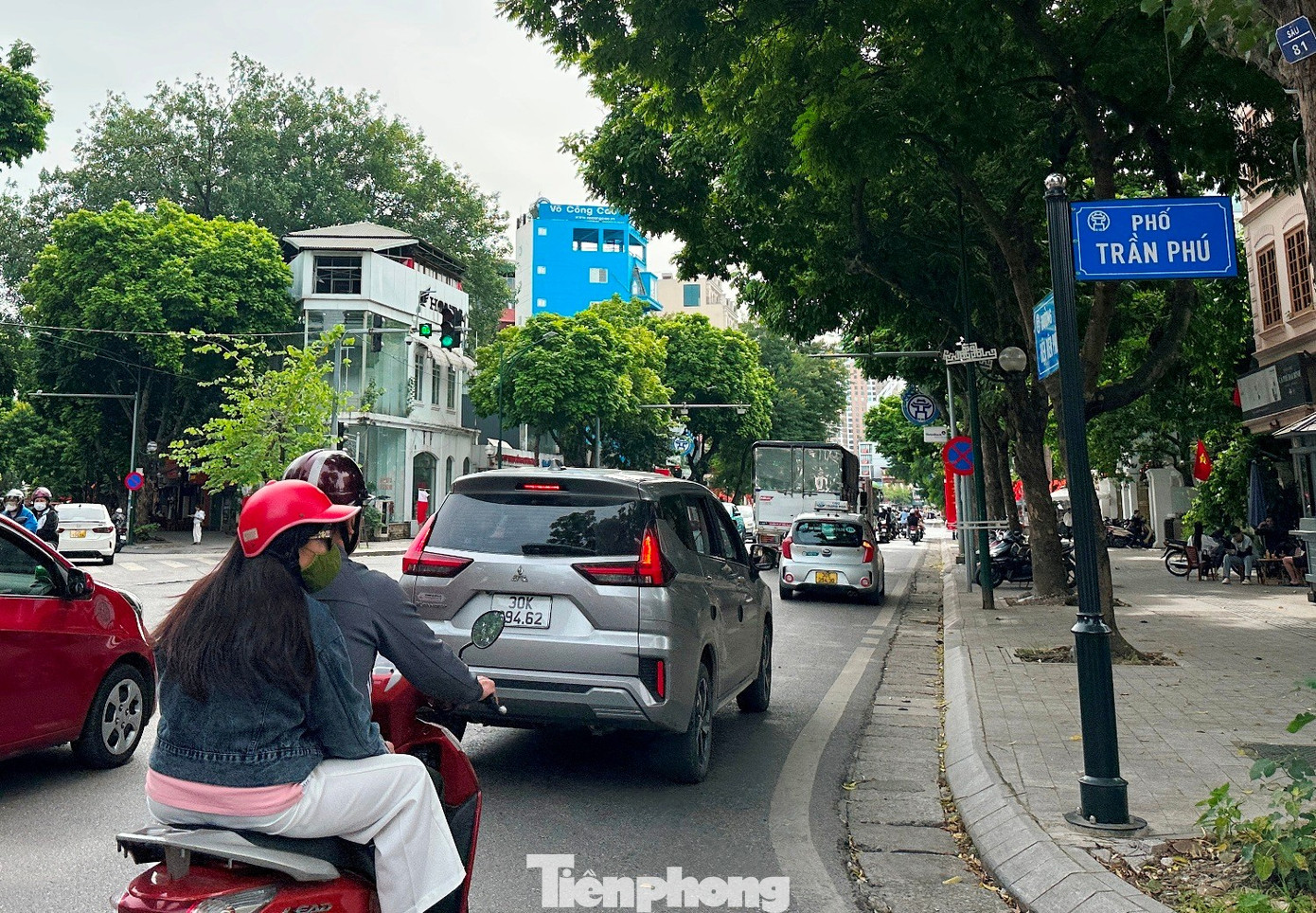 Xe xếp hàng dài khi chờ đèn tín hiệu tại nút giao Điện Biên Phủ - Trần Phú