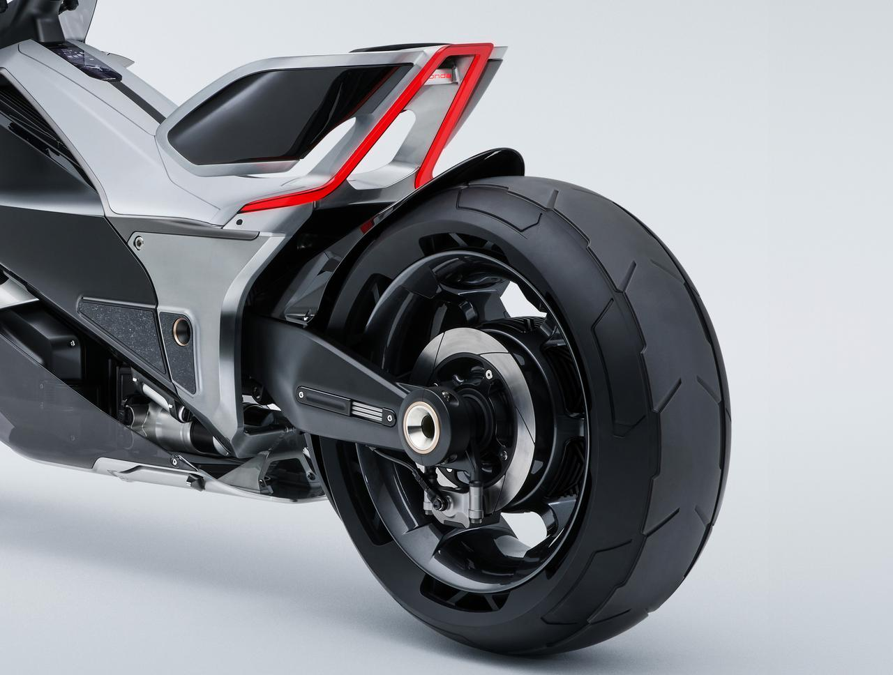 Honda ra mắt xe máy điện mới- Ảnh 4. Hai mô tơ điện đặt ở bánh trước và sau