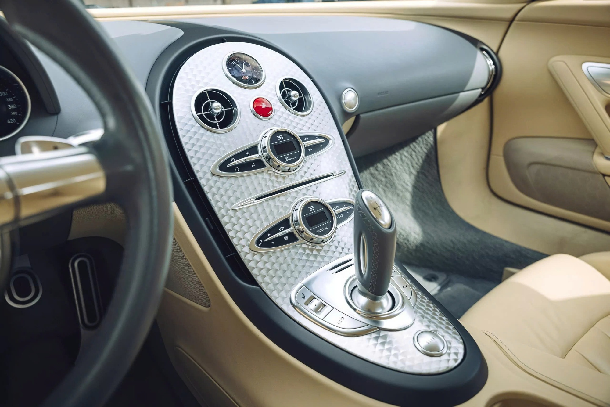 Góc nghiêng thân xe Veyron Pur Sang