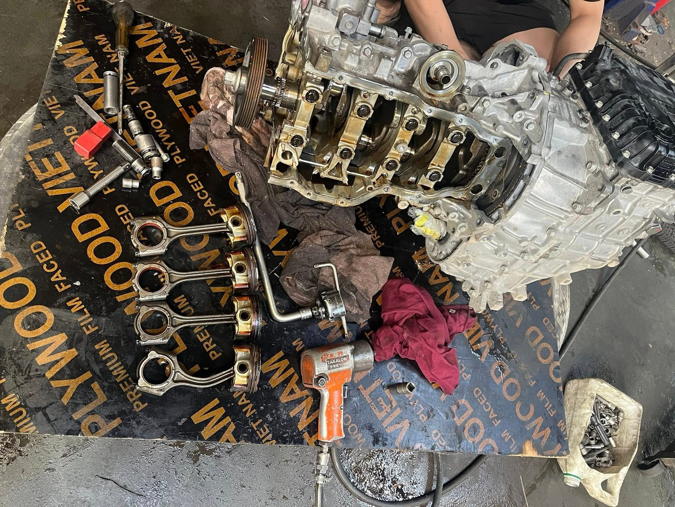 Động cơ của một chiếc ô tô bị thủy kích với tay biên bị cong