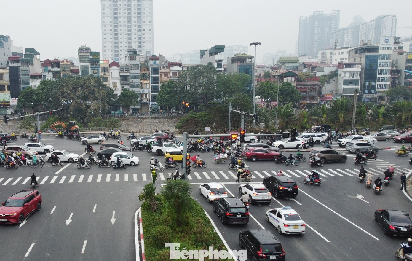 Nút giao Láng - Yên Lãng đông đúc phương tiện