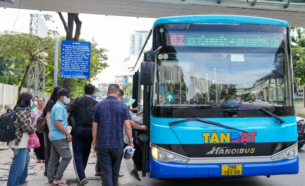 Xe buýt của Tổng Công ty vận tải Hà Nội phục vụ khách trên đường