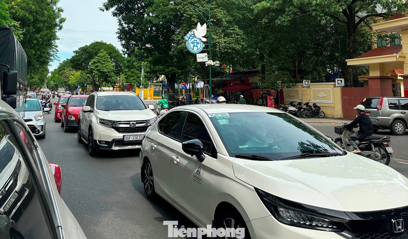 Ùn tắc kéo dài trên trục đường Điện Biên Phủ trong giờ cao điểm
