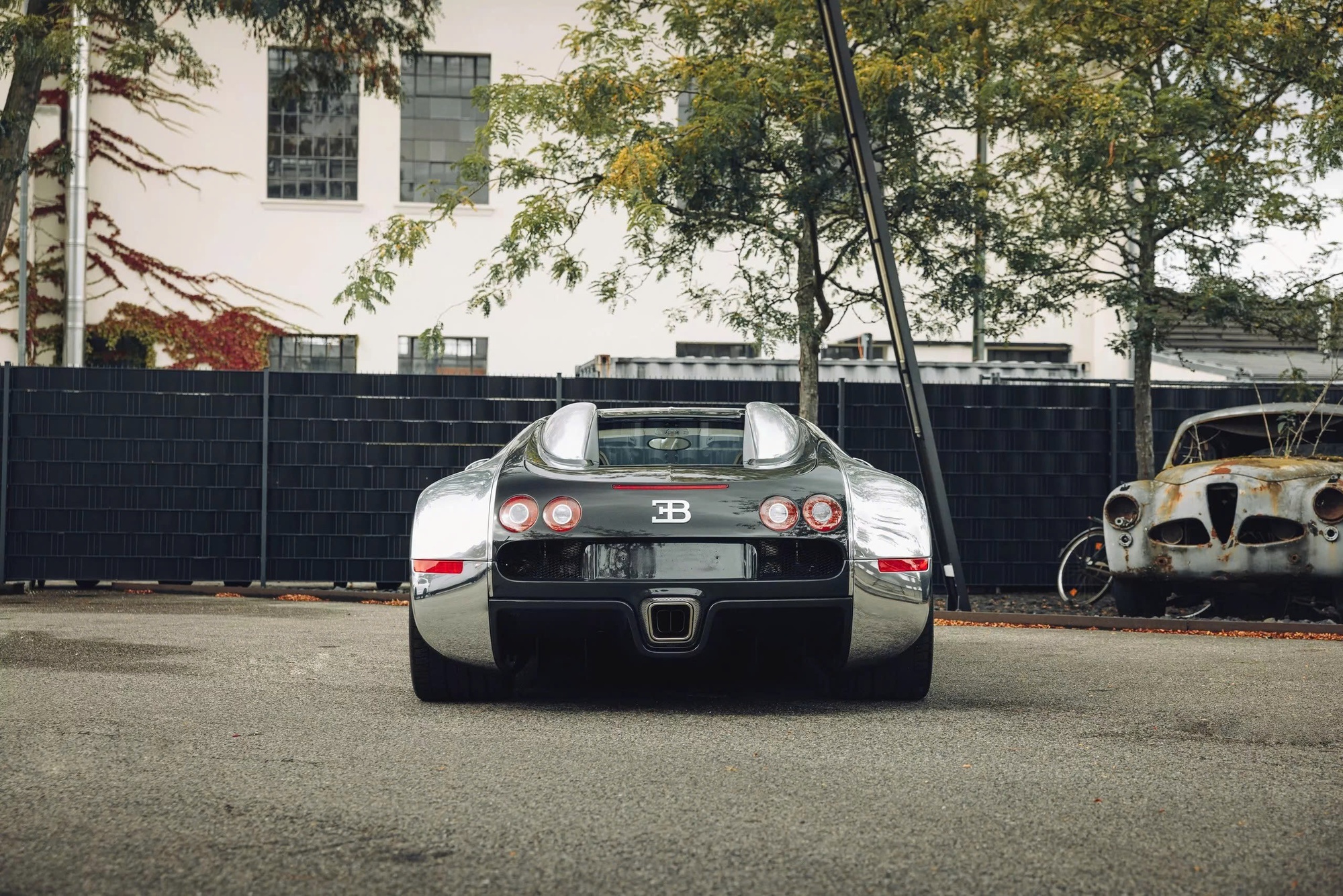 Cửa xe nhôm bóng loáng