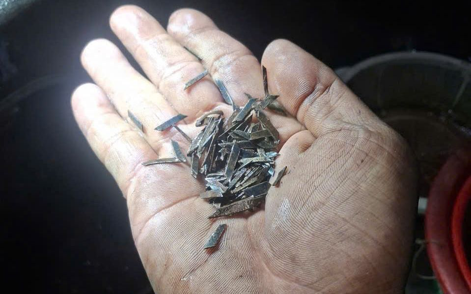 TP Hồ Chí Minh: Thu 2 kg đinh trên đường cửa ngõ, nghi do “đinh tặc” giăng bẫy- Ảnh 2. Lực lượng hút đinh làm sạch mặt đường