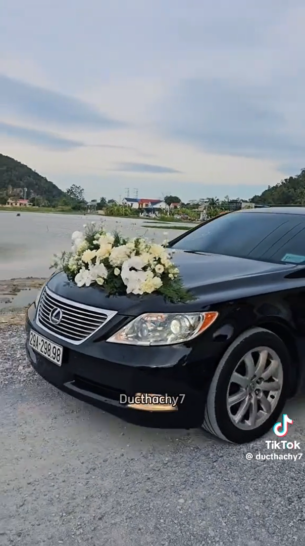 Lexus LS 460L màu đen kết hợp hoa trắng