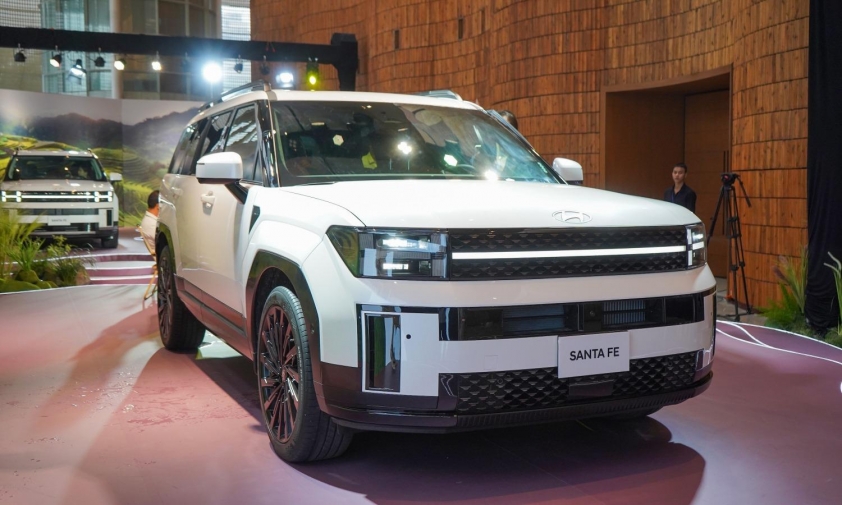 Hyundai Palisade màu trắng bên ngoài showroom