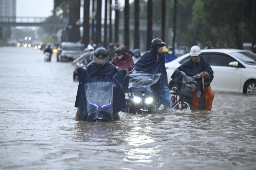 Người tham gia giao thông di chuyển an toàn khi trời mưa
