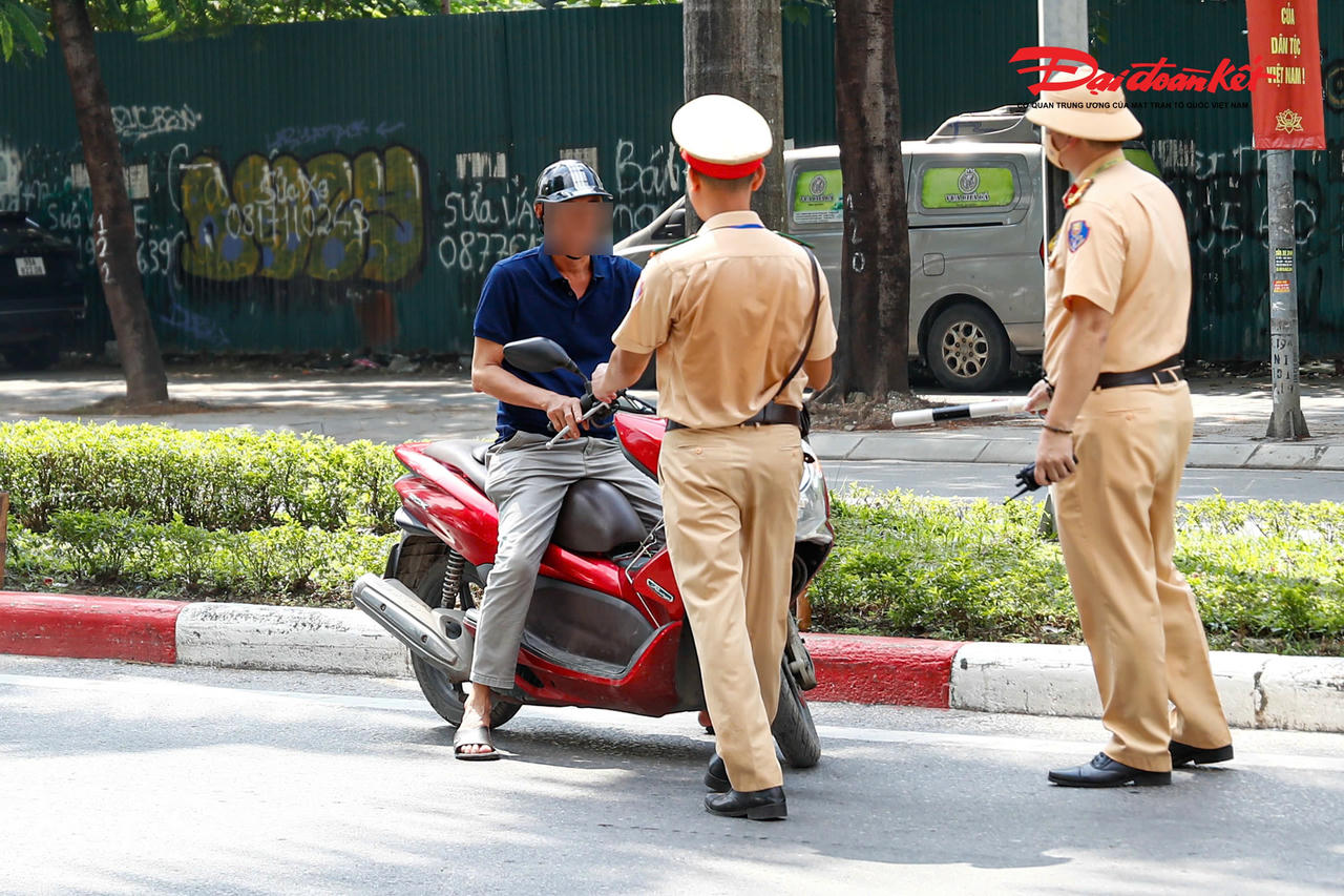 Tài xế N.N.H bỏ xe đi về sau khi bị xử lý Hành động bỏ xe ra về của tài xế N.N.H