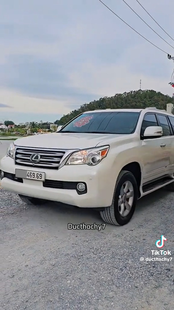 Xe Lexus GX 460 màu đen có biển số cặp