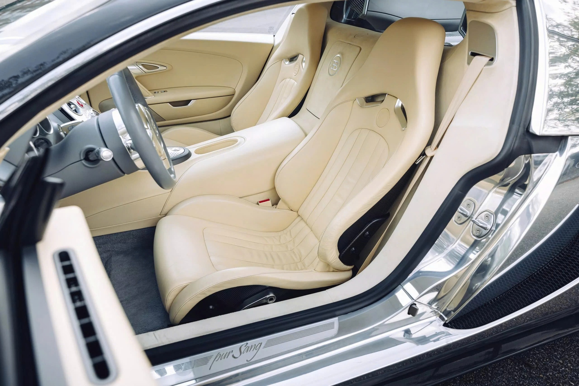 Toàn cảnh thân xe nhôm bóng loáng