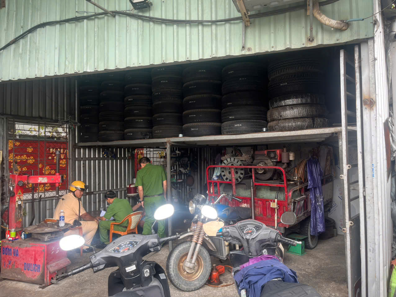 TP Hồ Chí Minh: Thu 2 kg đinh trên đường cửa ngõ, nghi do “đinh tặc” giăng bẫy- Ảnh 3. Công an làm việc với tiệm sửa xe liên quan