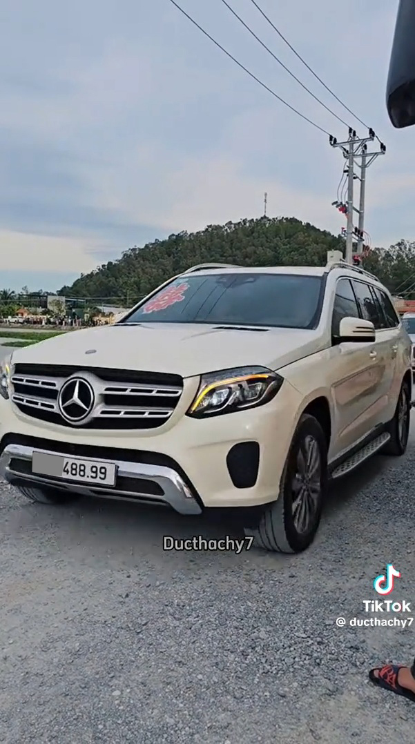 SUV Mercedes-Benz GLS 400 màu trắng sang trọng