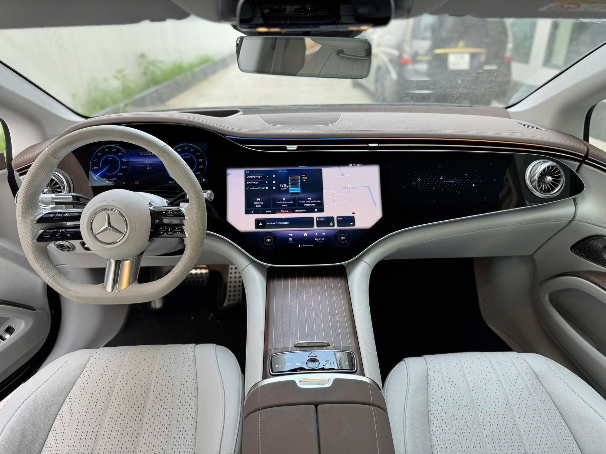 Nội thất tối giản với màn hình lớn