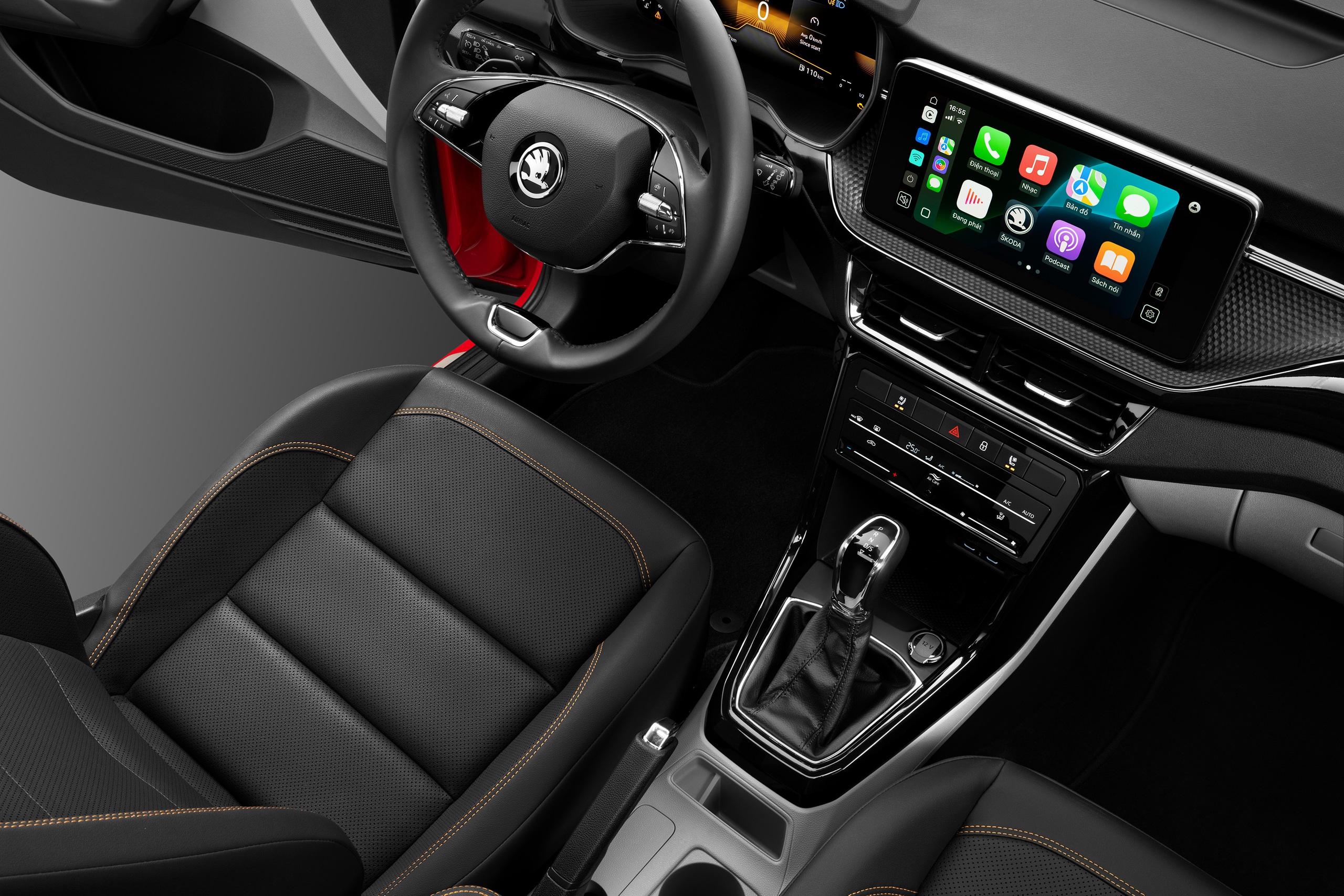 Vô lăng và khoang lái với nhiều công nghệ tiện nghi