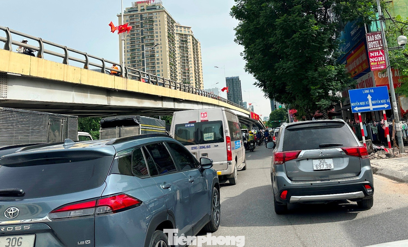 Nút thắt cổ chai gây ùn tắc nghiêm trọng tại cầu vượt