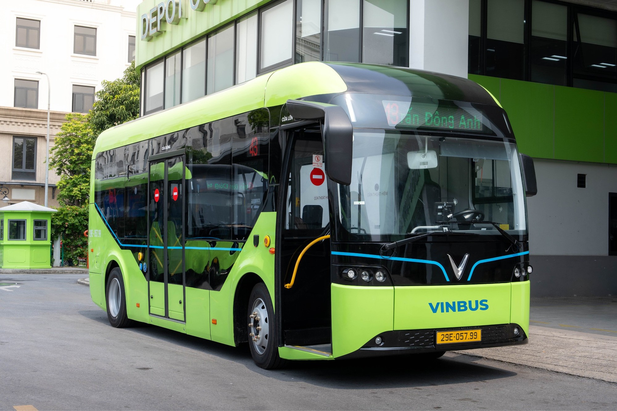 Xe buýt điện VinFast EB 8 hoạt động tại Việt Nam