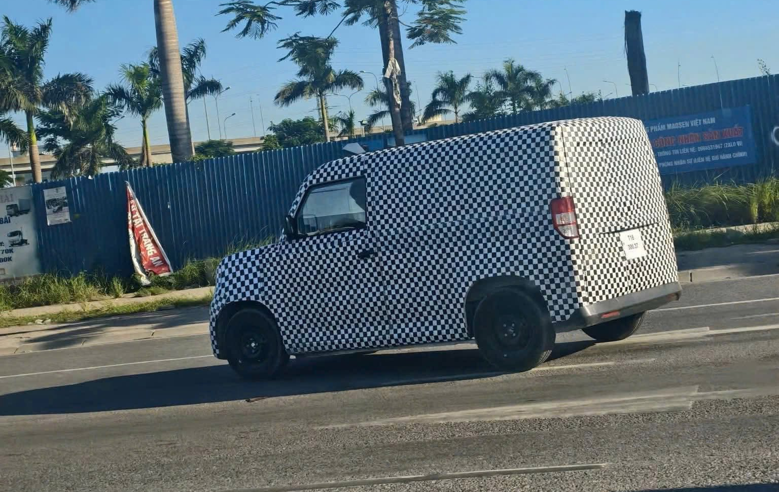 Xe EC Van đang chạy thử nghiệm với đề can ngụy trang