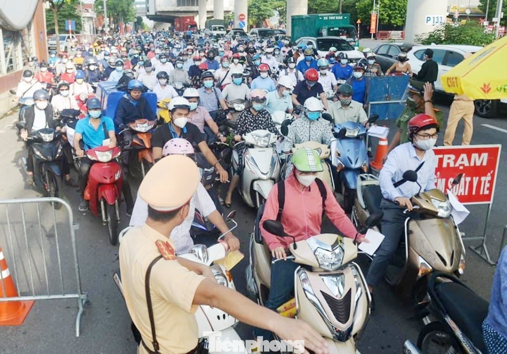 Trưởng Phòng CSGT Hà Nội nhận định việc bố trí lệch giờ giúp giảm rõ rệt ùn tắc.