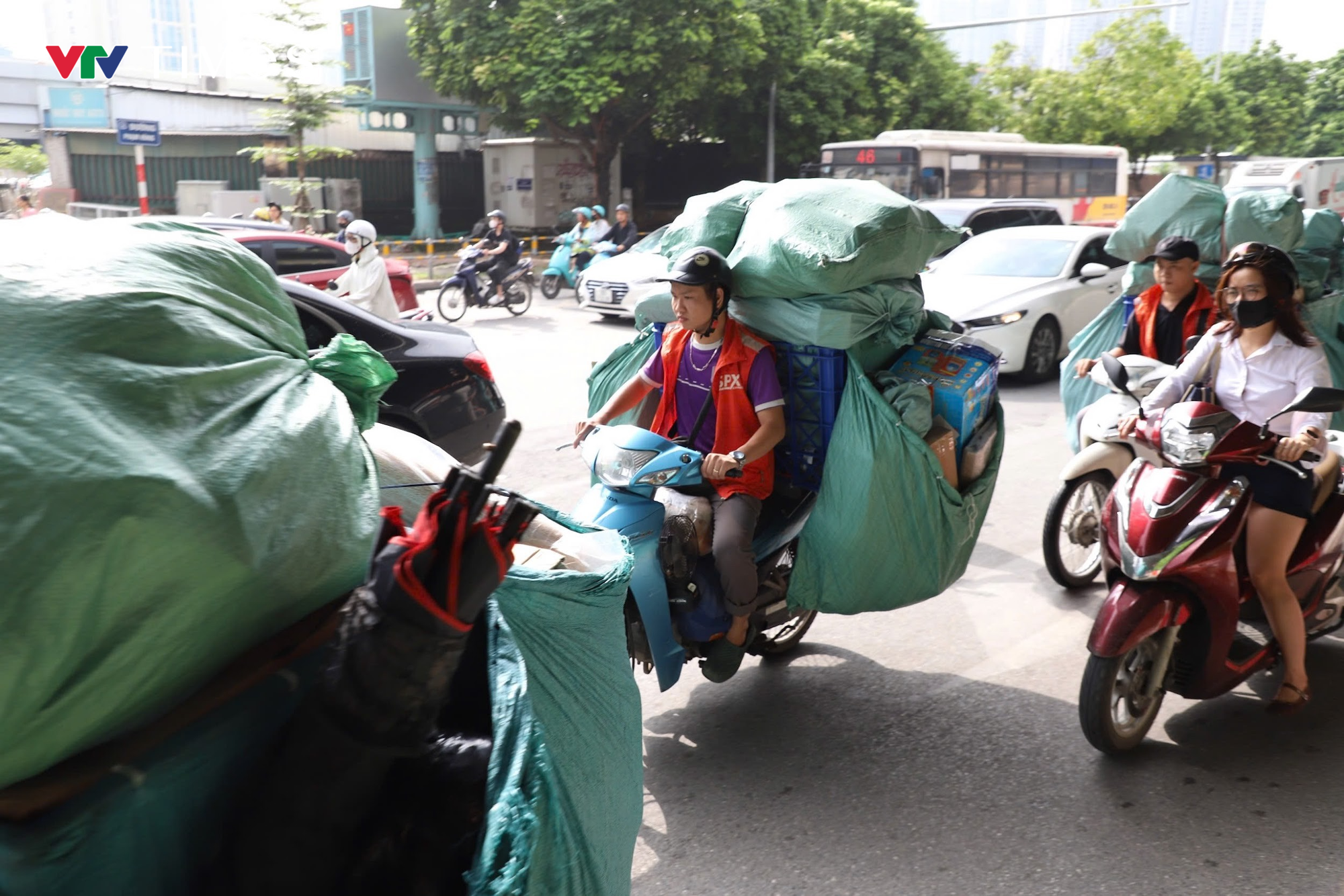 Chở hàng hoá cồng kềnh, che lấp biển kiểm soát cũng vi phạm quy định của pháp luật