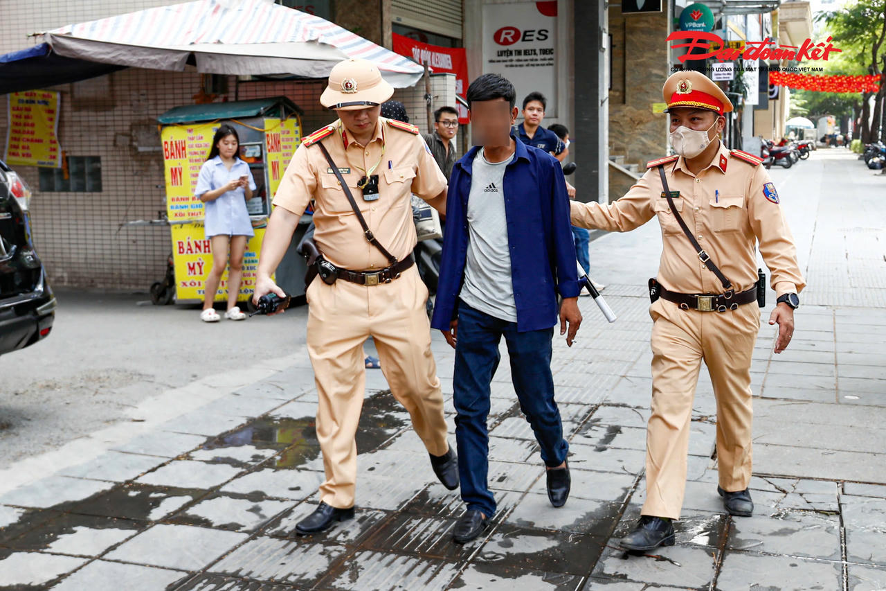 Tài xế N.N.H bị yêu cầu dừng xe kiểm tra nồng độ cồn Tài xế N.N.H vi phạm nồng độ cồn