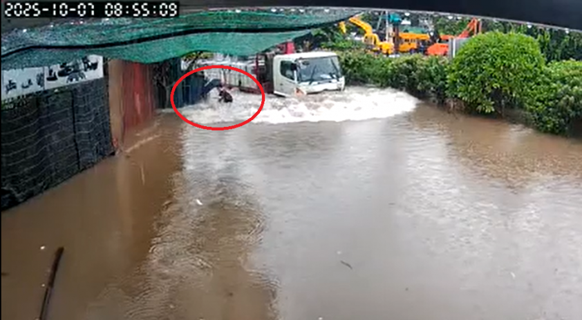 Xe tải tạo sóng nước mạnh trên phố Kẻ Giàn