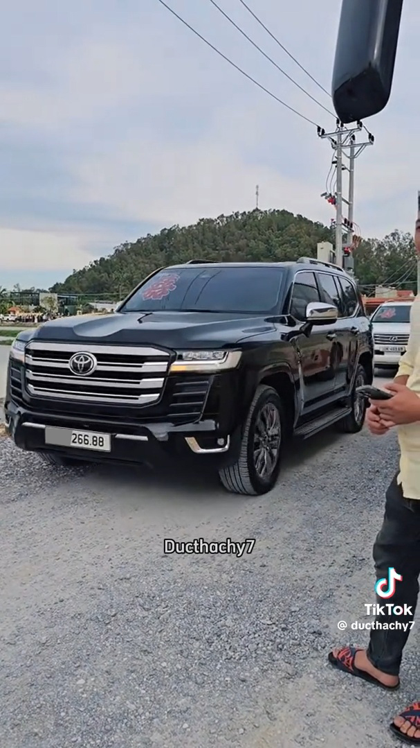 SUV Toyota Land Cruiser với bodykit thể thao