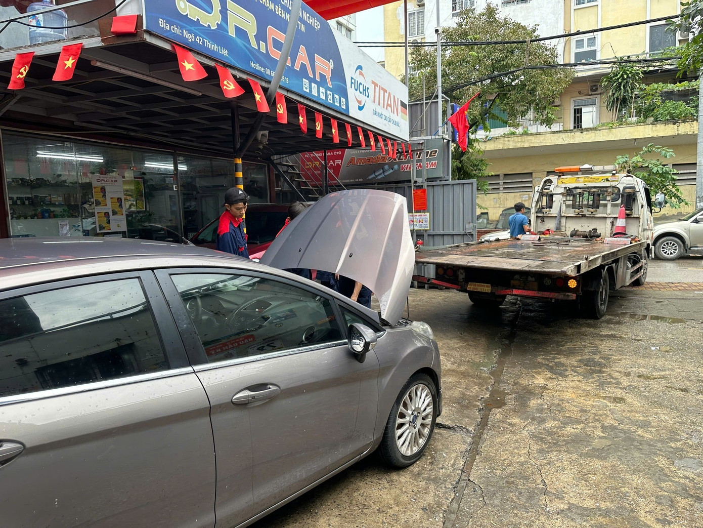 Xe ô tô xếp hàng vào gara chờ sửa chữa sau đợt mưa ngập