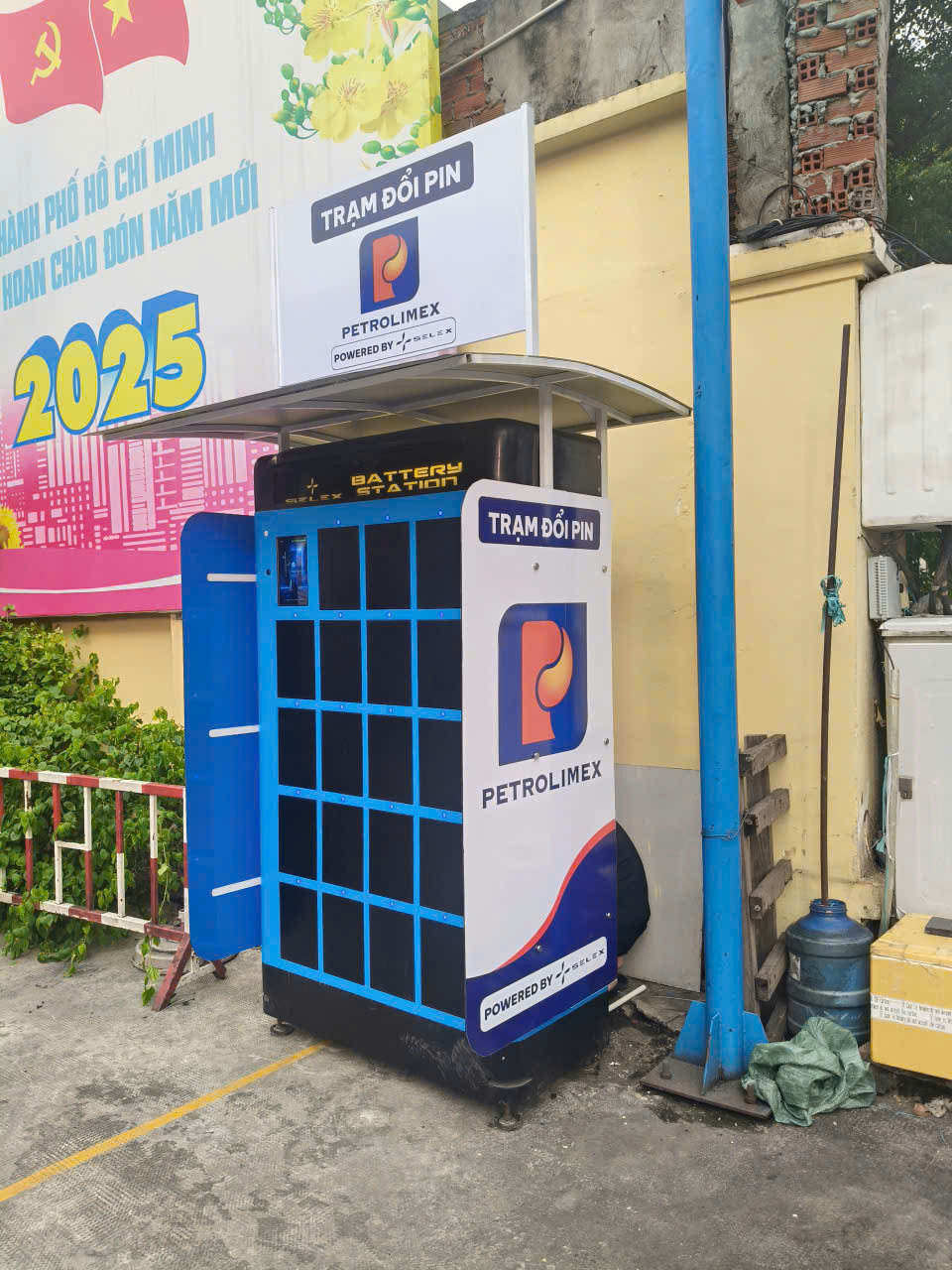 Trạm đổi pin của hãng tại trạm xăng Petrolimex Trạm đổi pin tại cây xăng Petrolimex