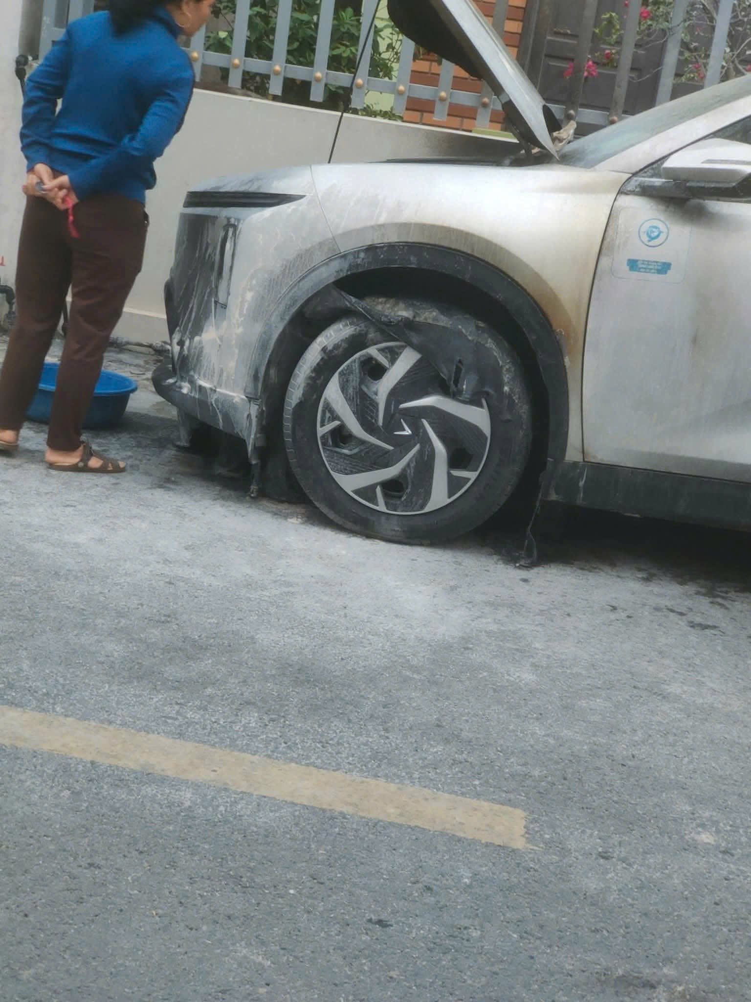 Hiện trường vụ phóng hỏa xe điện, không thiệt hại về người