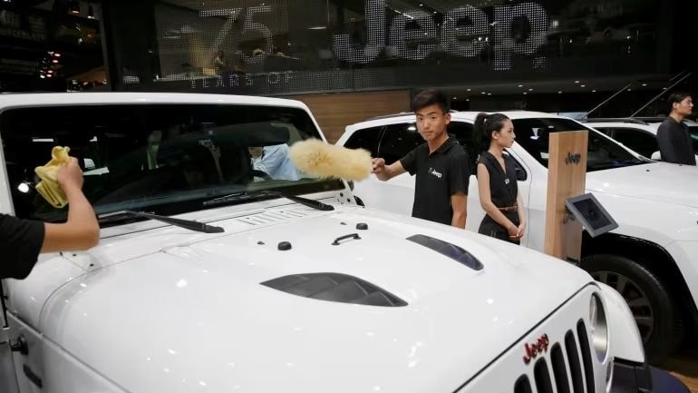 Nhân viên Jeep vệ sinh xe