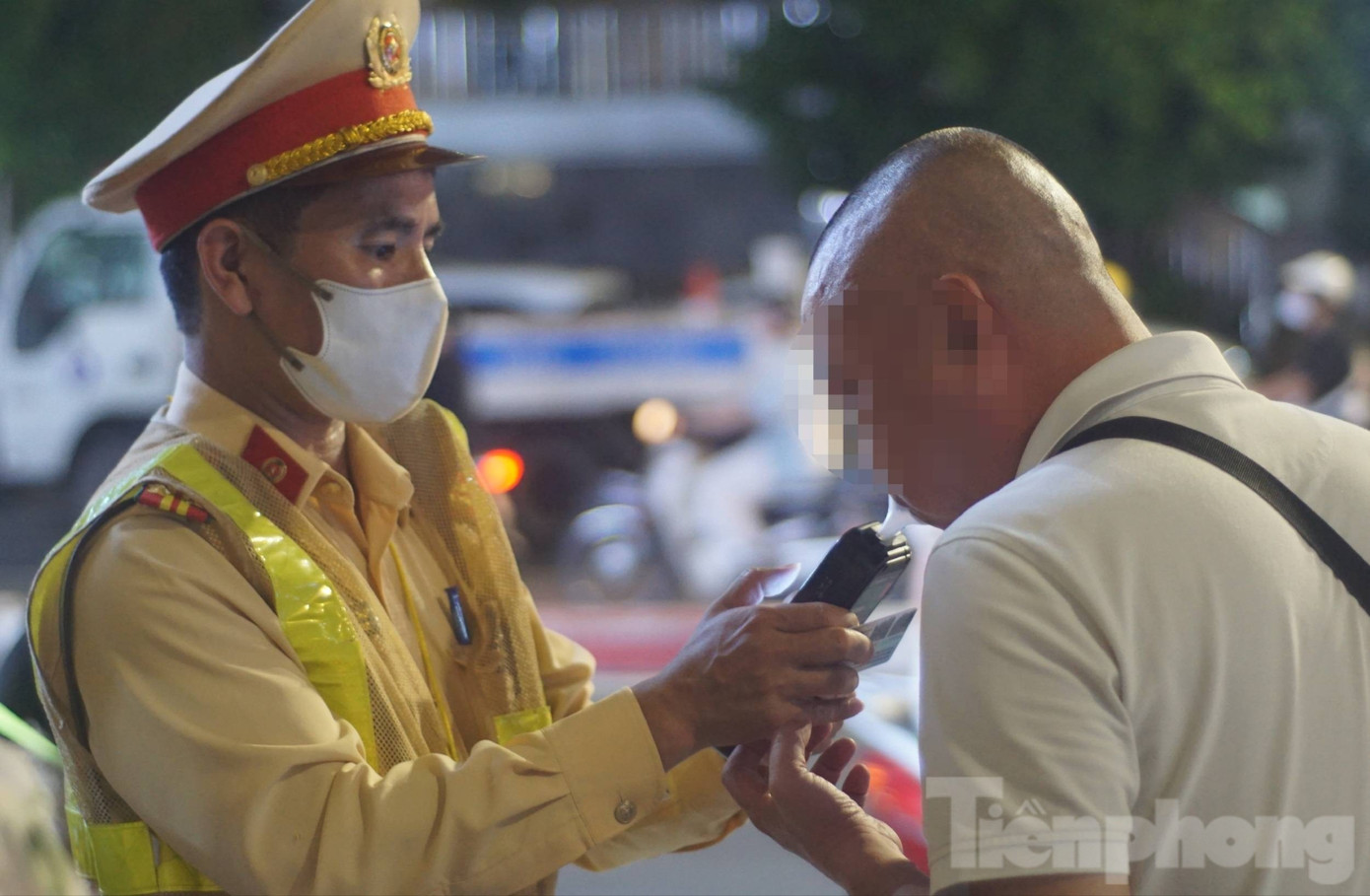 Lực lượng CSGT kiểm tra nồng độ cồn. Ảnh minh họa.