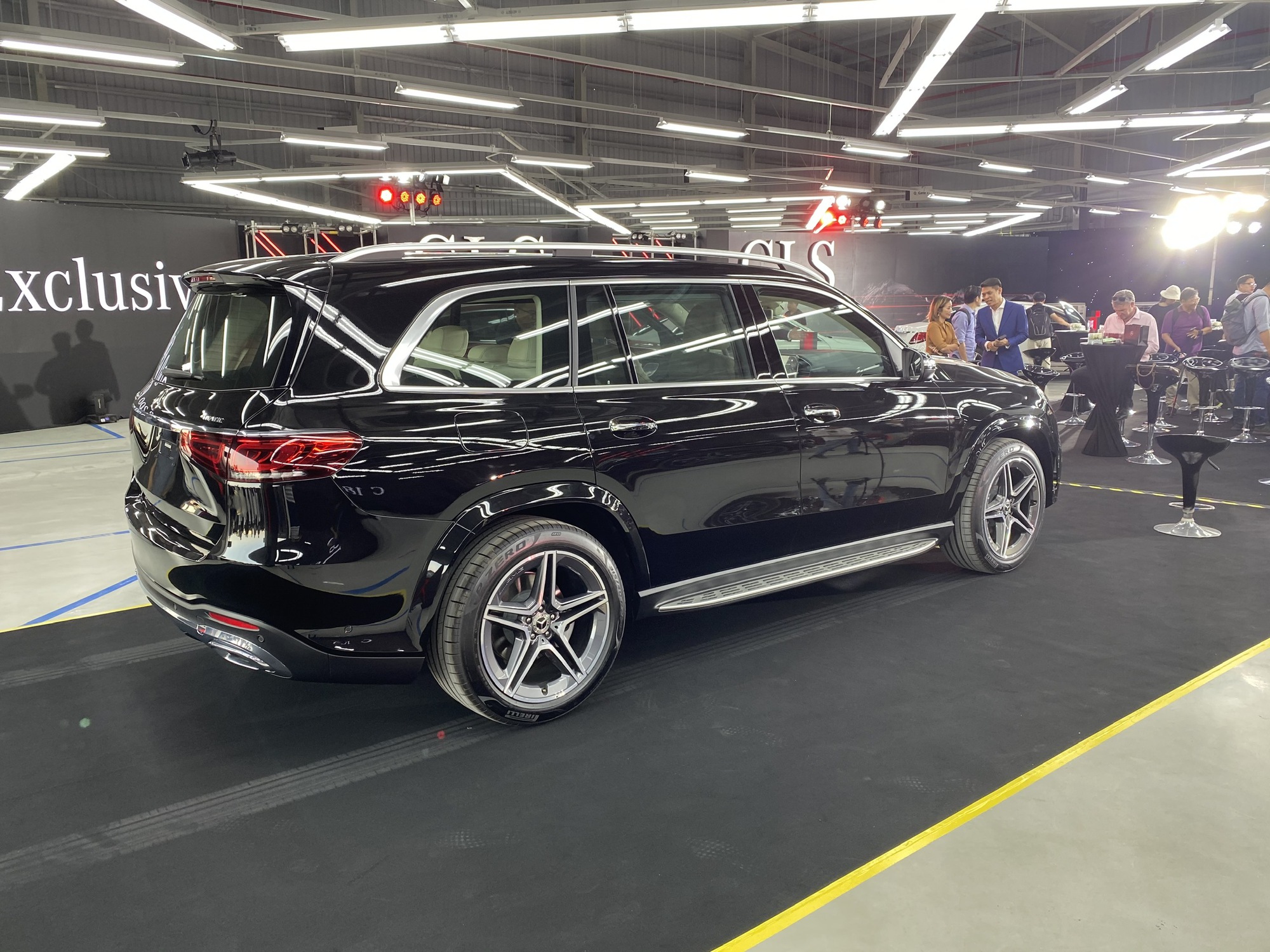 Xe sang tiền tỉ giảm giá mạnh chưa từng có- Ảnh 2. Khách hàng tham quan xe tại đại lý