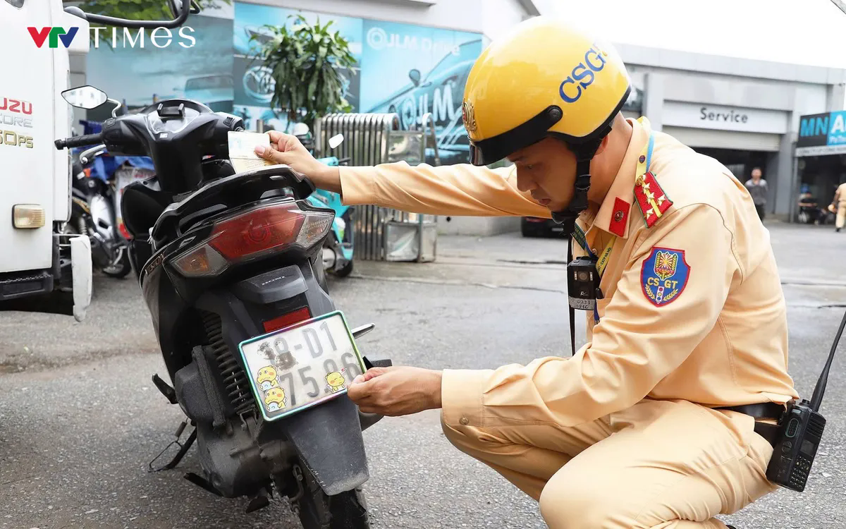 CSGT kiểm tra, xử lý trường hợp dùng decal dán, che biển kiểm soát xe