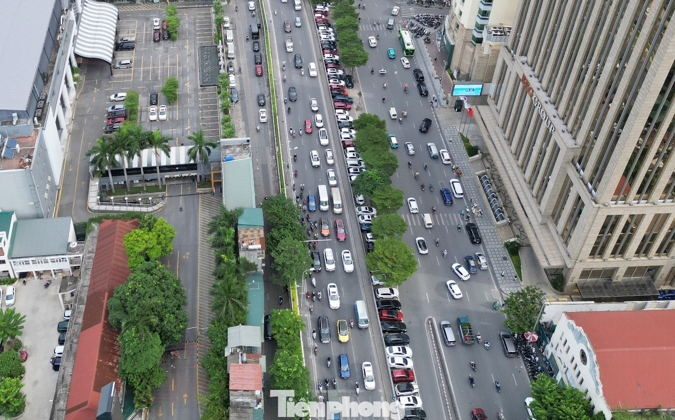 Lượng xe đông từ cửa khẩu Chương Dương Độ gây ùn tắc