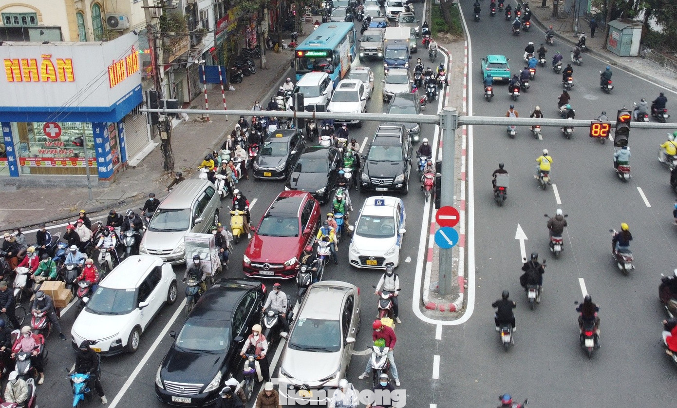 Xe cộ đông đúc trên đường Láng dẫn tới ùn tắc