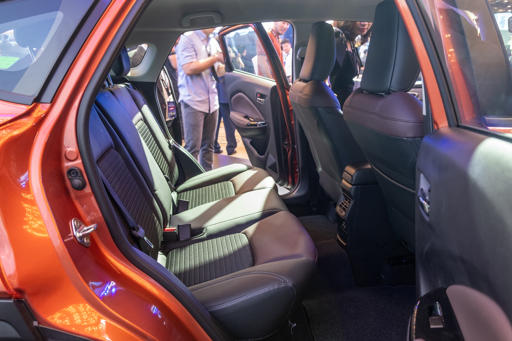 Cửa kính xe Suzuki Fronx