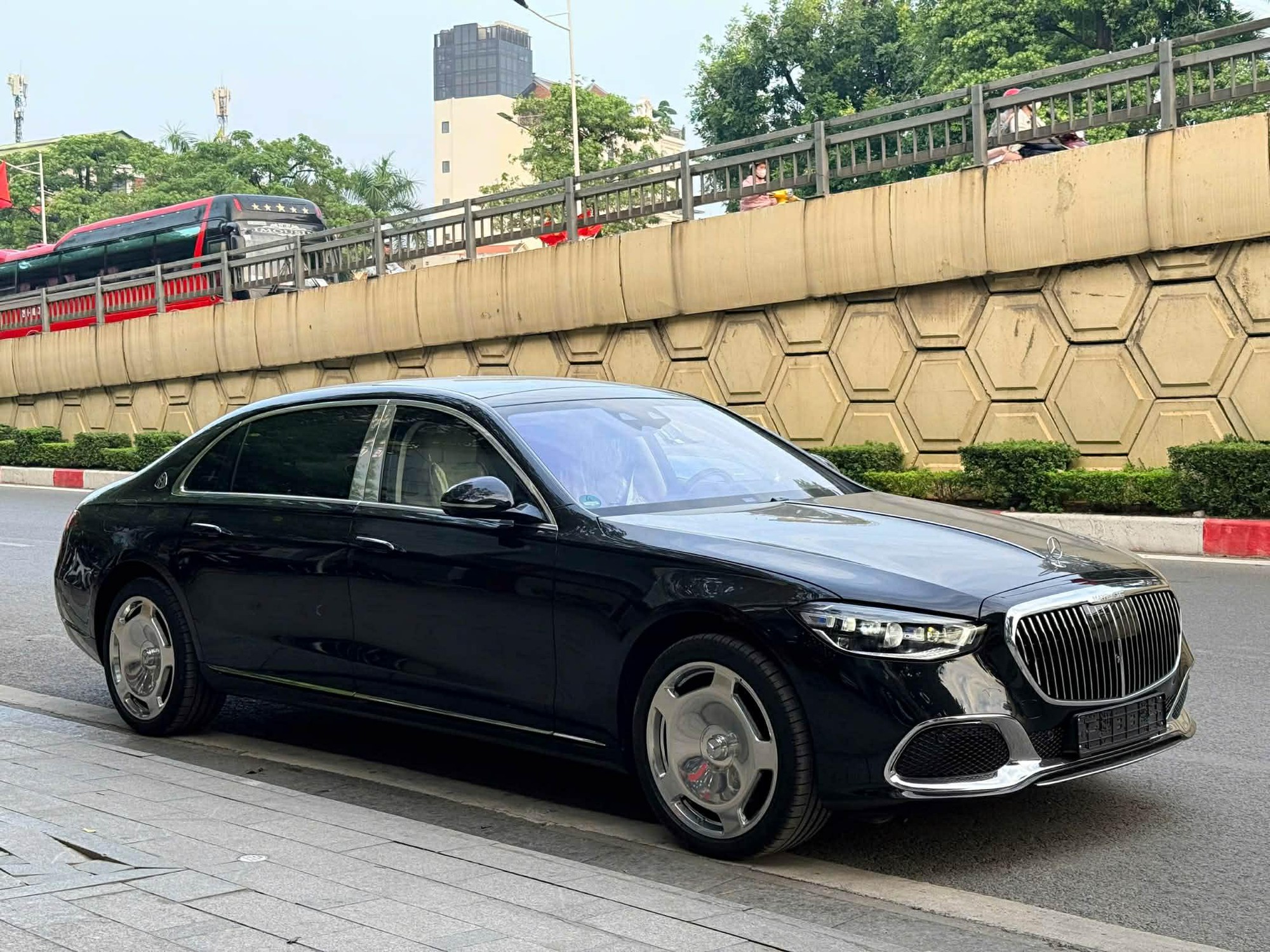 Mercedes-Maybach S 580 đen bóng tại Hà Nội