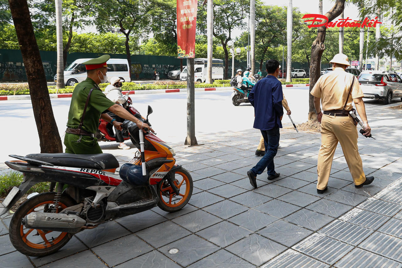 Tài xế N.N.H gây khó khăn trong quá trình kiểm tra Tài xế N.N.H không hợp tác kiểm tra