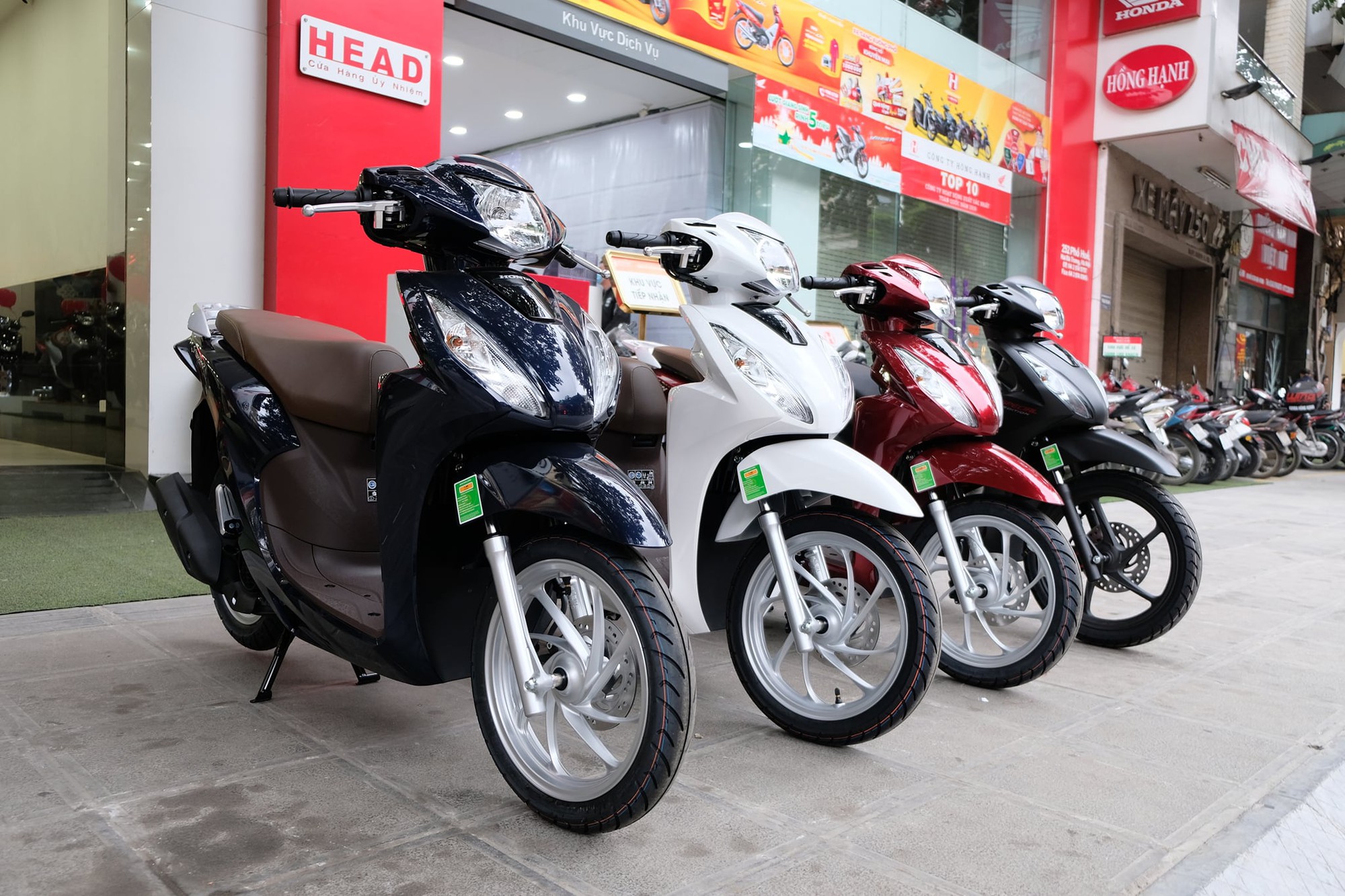 Khách hàng nhận quà khi mua xe Vision