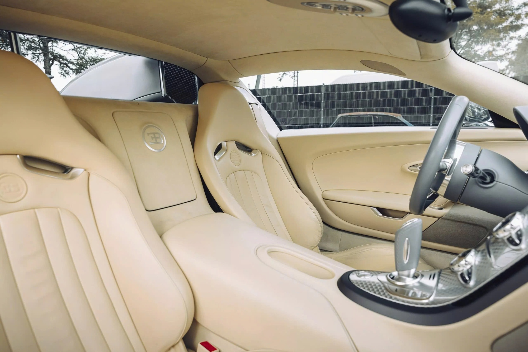 Đuôi xe sử dụng sợi carbon nhẹ và bền