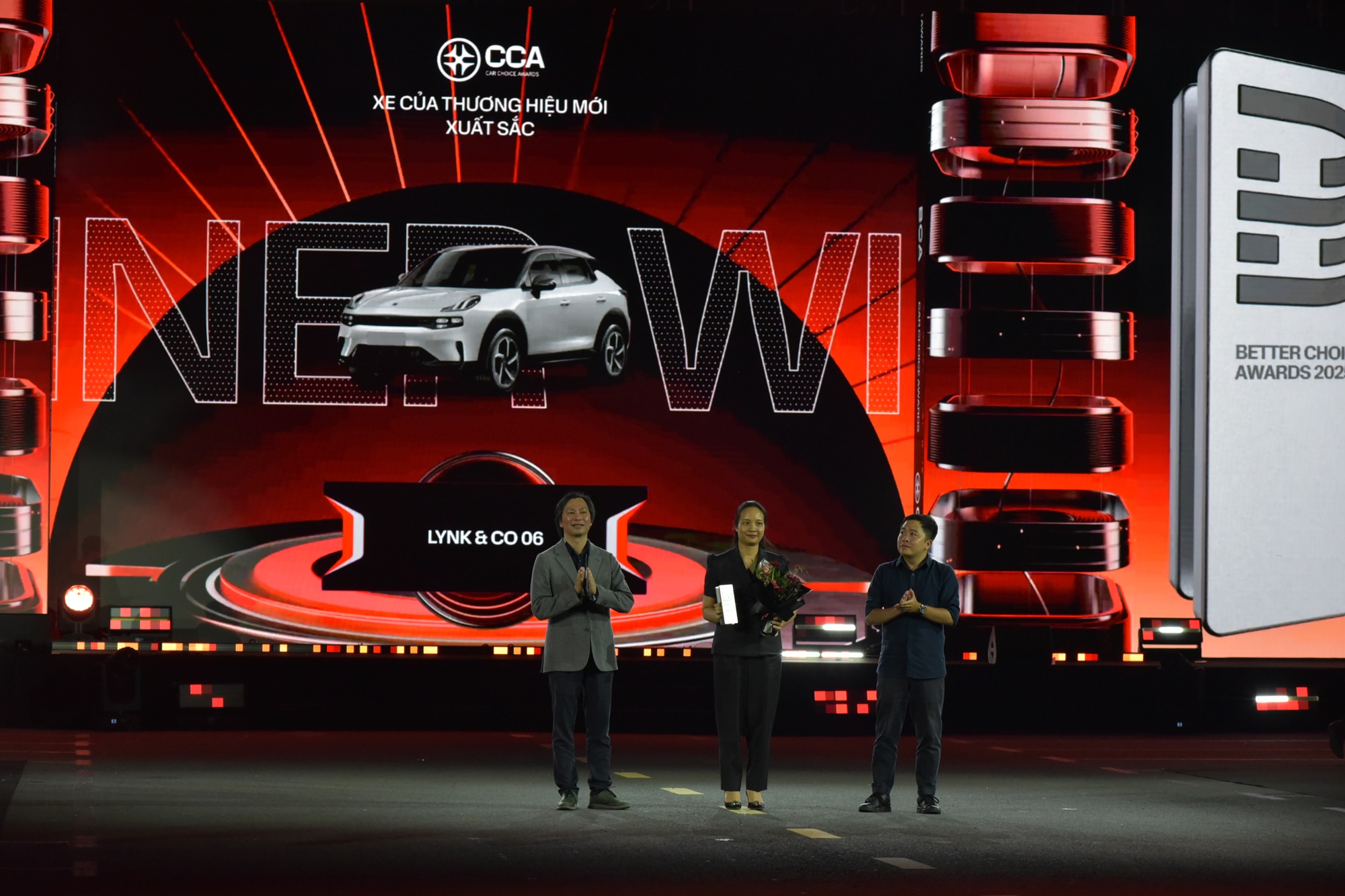 Trao cúp cho đại diện Lynk & Co Việt Nam