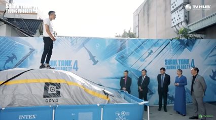 Xe bán tải được nâng bằng bạt chống ngập