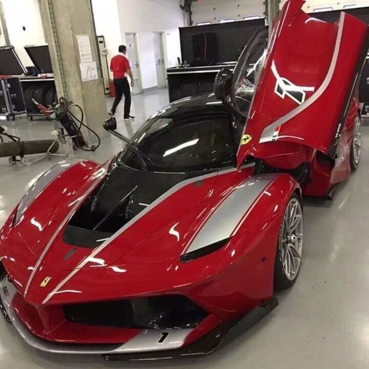 Ferrari FXX K có giá trị khoảng 3 triệu USD