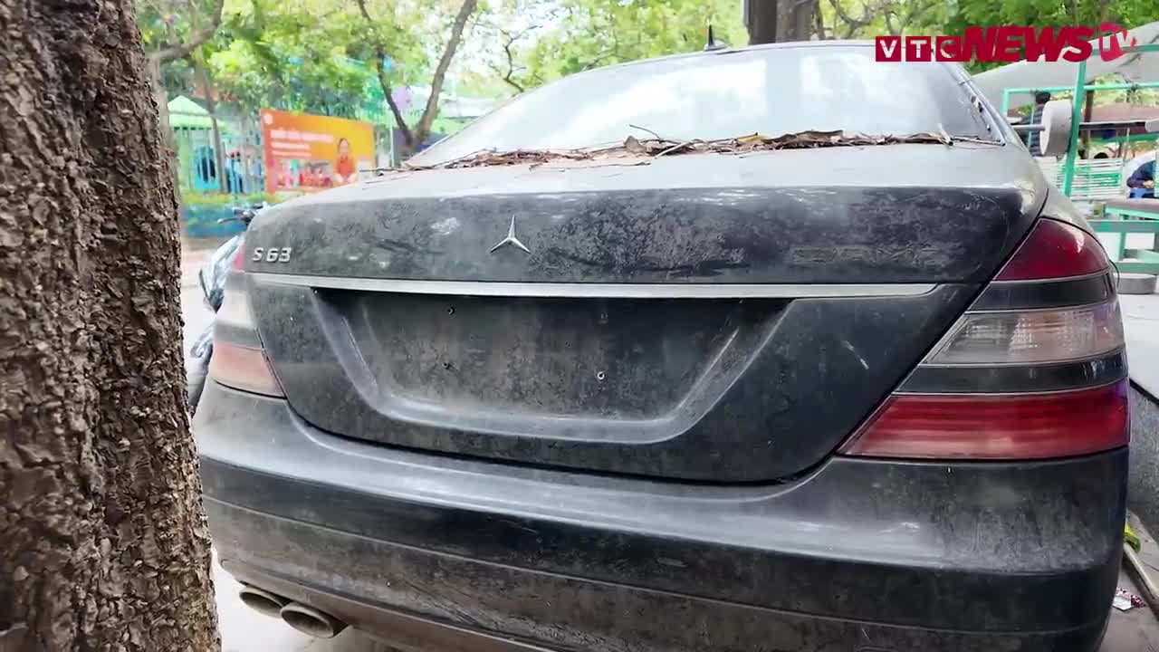 Xe sang Bentley, Mercedes bị bỏ hoang trên vỉa hè Hà Nội