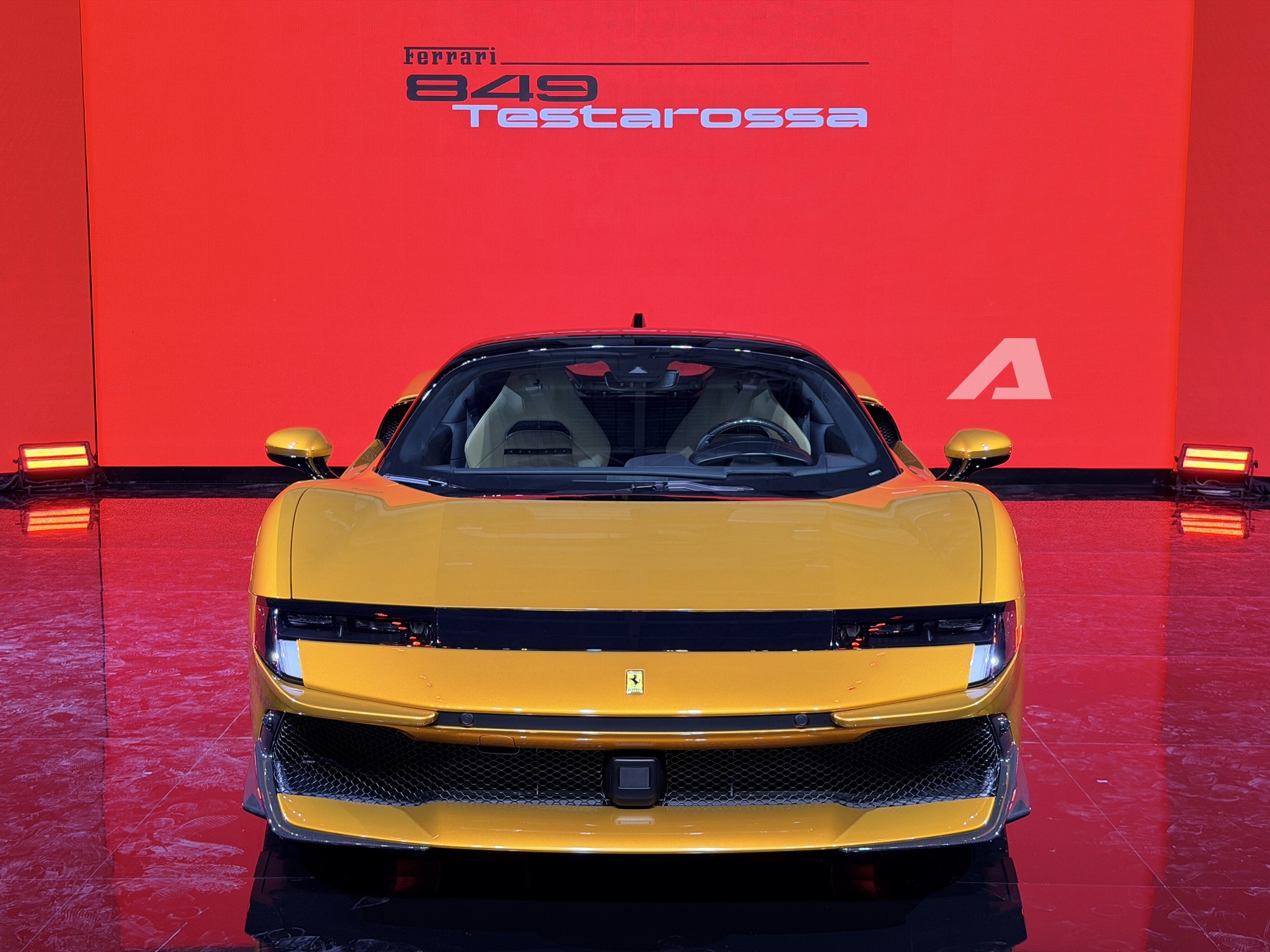 Nội thất và động cơ hybrid Porsche 849 Testarossa